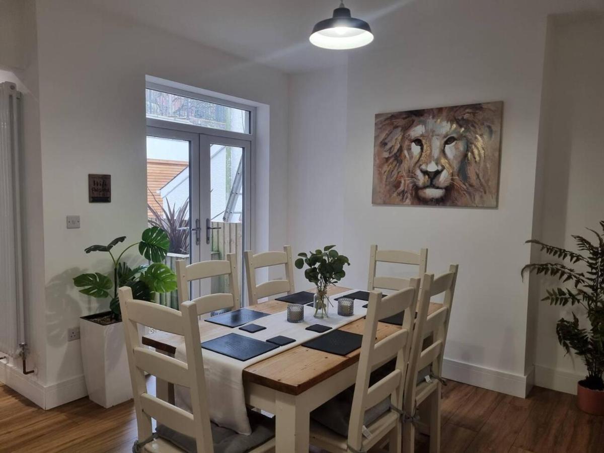 Modern 4-Bedroom Townhouse With Private Garden Abertillery Exterior photo
