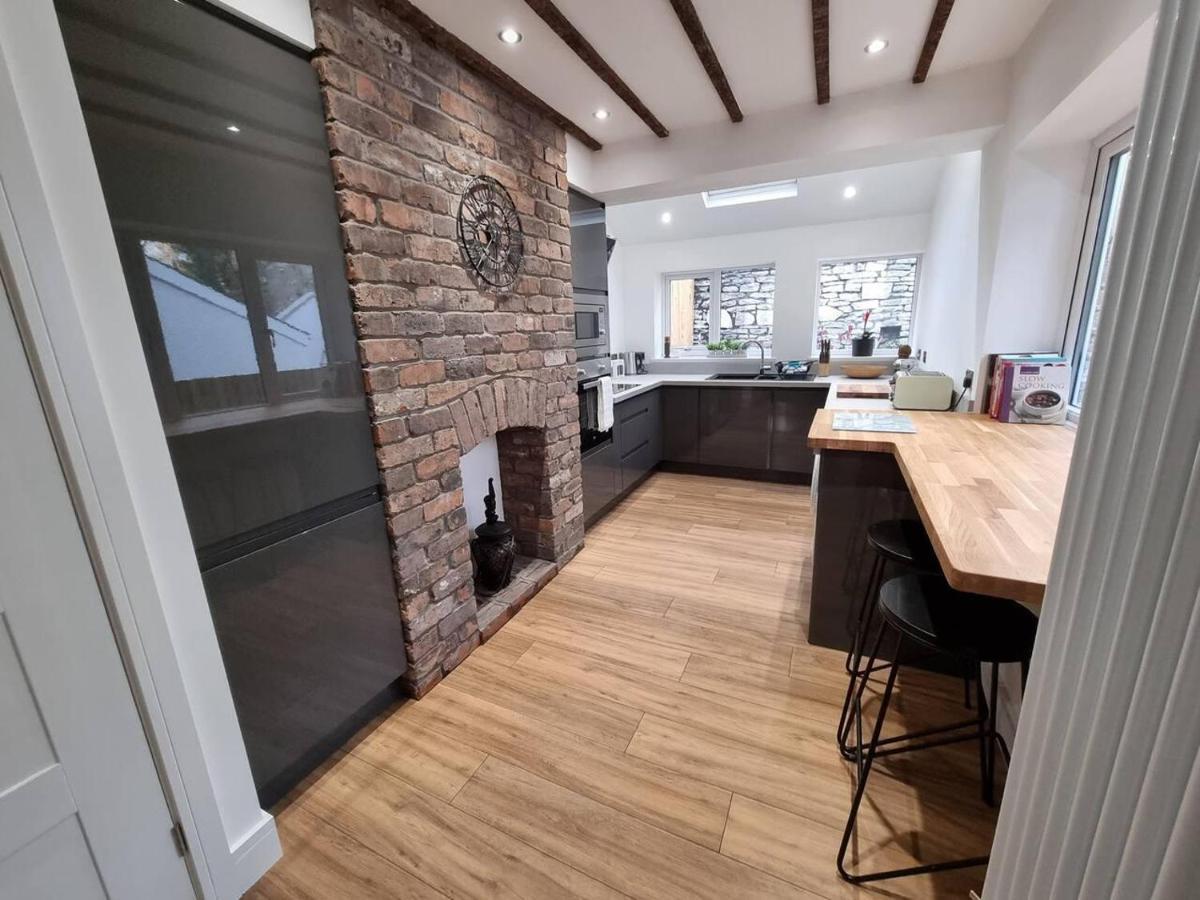 Modern 4-Bedroom Townhouse With Private Garden Abertillery Exterior photo